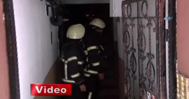 Alev alan elektrik saati, bina sakinlerini sokağa döküldü