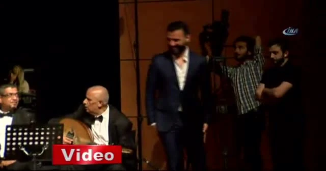 Alişan ve Özgün down sendromlular özel konserinde söyledi