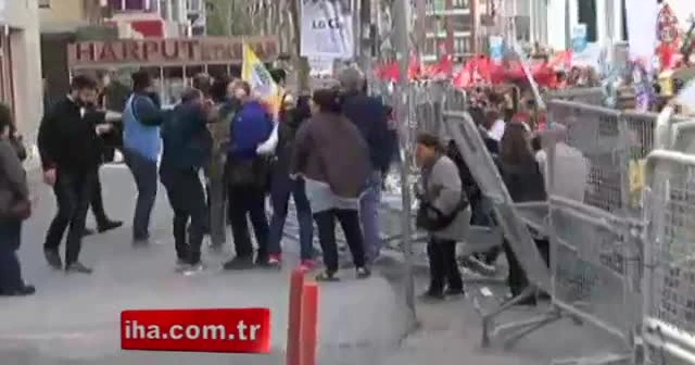 Bariyerleri yıkmaya çalışan grup havaya ateş açılarak dağıtıldı