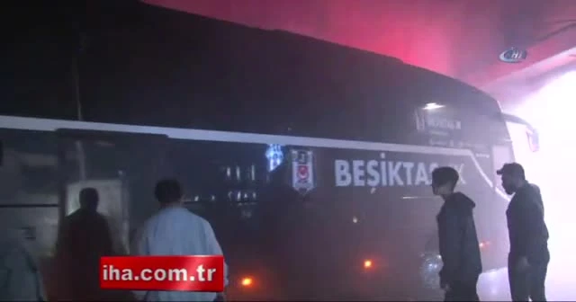 Beşiktaşlı taraftarlar takımı karşıladı