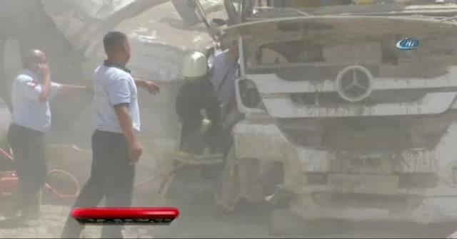 Beton mikserinin köprülü kavşaktan düşme anı kameralara yansıdı