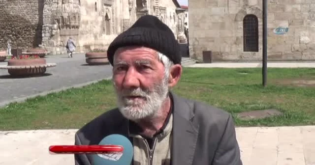 Çöpten şişe toplayarak üniversite öğrencisi çocuklarını okutuyor