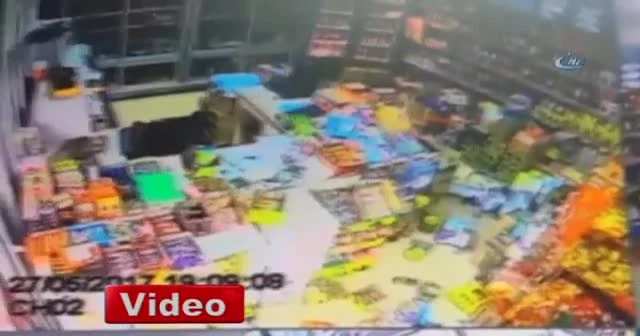 Deprem olunca tezgahın üzerinden atladı