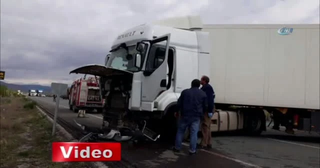 Erzincan'da trafik kazası; 2 ölü, 3 yaralı