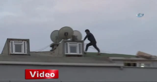 Esenyurt’ta akli dengesi bozuk şahıs polisi alarma geçirdi