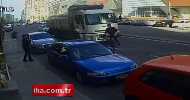 Genç kız ezilmekten son anda kurtuldu