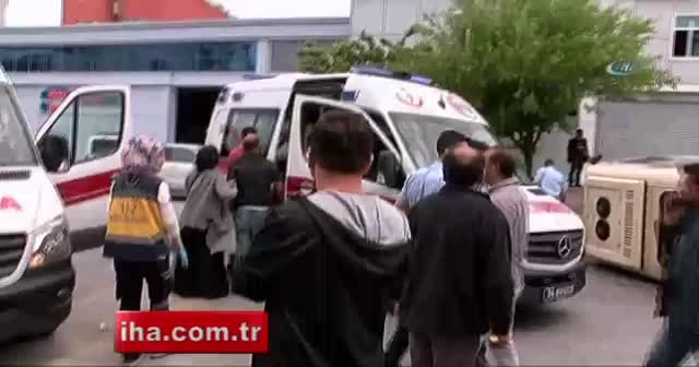 İstanbul Ataşehir'de yolcu dolu minibüsün devrilme anı kamerada