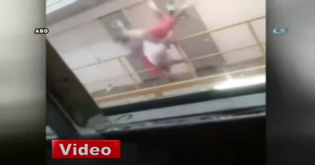 Kavga ettiği mahkumu aşağı attı