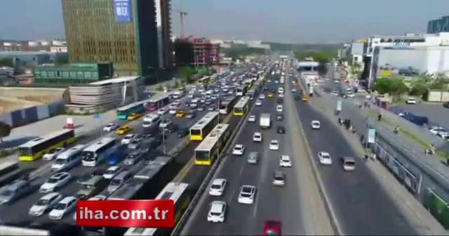 Metrobüs arıza yaptı! Seferler durdu...