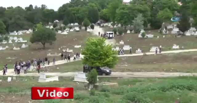 Mezarlıkta silah sesleri yükseldi, ortalık karıştı