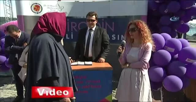 Mor balonlar, tiroid farkındalığı için gökyüzünde