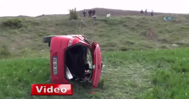 Öğretmenleri taşıyan otomobil tarlaya devrildi: 3 yaralı