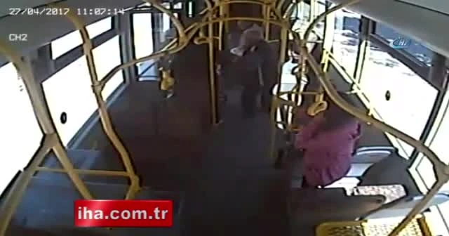 Otobüsün kamyonete çarpma anı böyle görüntülendi