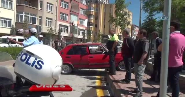 Otomobil kaldırımdaki yayalara çarptı: 2 yaralı