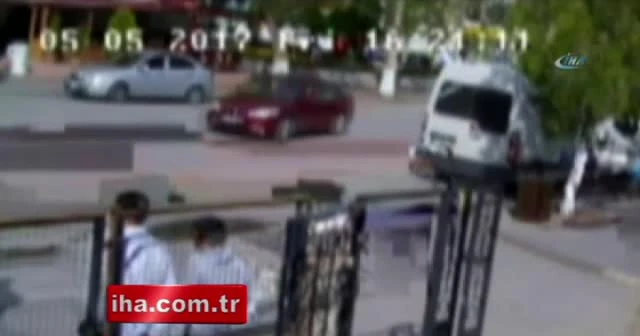 Otomobilin çarptığı motosikletteki gençler havaya savruldu