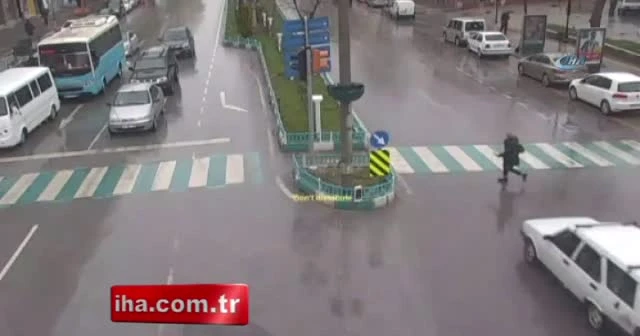 Otomobilin kadına çarpma anı kameraya böyle yansıdı