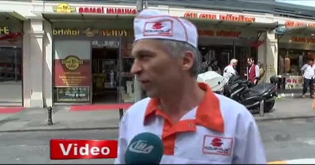 Taksim esnafı müşteri bulamayınca top oynadı