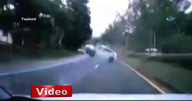 Tayland’da yol kenarındaki kamyonete çarpan otomobil taklalar attı