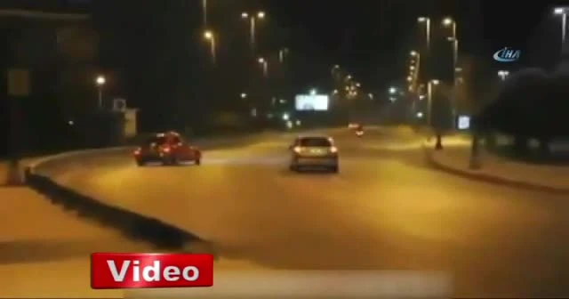 Trafik magandası eski model araçla sahil yolunu birbirine kattı
