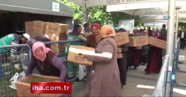 Vatandaşlar belediyenin dağıttığı domates fidelerine akın etti