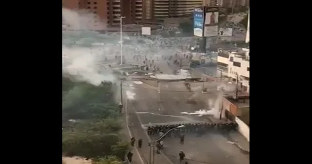 Venezuela'da protestocular polisleri böyle vurdu