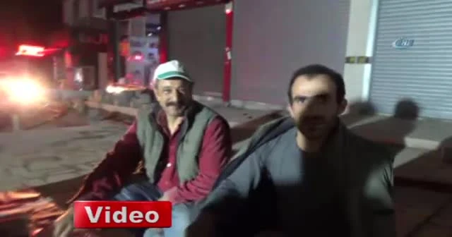 Yangına aldırmayan işçiler itfaiye ışığında sahur yaptı