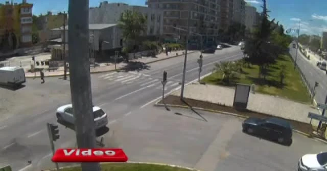 Yolcu otobüsü otomobile böyle çarptı