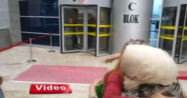 'Kırmızı fularlı kız'ın anne ve babası adli kontrolle serbest bırakıldı