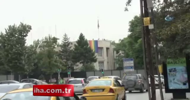ABD Ankara Büyükelçiliğine LGBT bayrağı asıldı