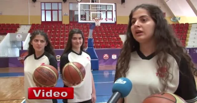 Adana’da üçüz kız kardeşler basketbol hakemi oldu
