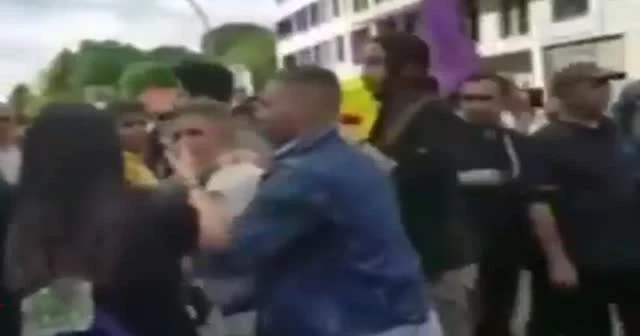 Alman polisi PKK sempatizanını yere serdi