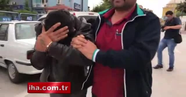 Annesinin otomobiliyle rögar kapağı çalarken yakalandı
