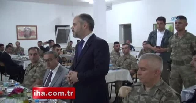 Bakan Kılıç, askerlerle sahur yaptı