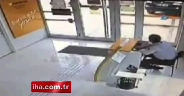 Bankaya giren otomobilden son saniyede kaçtı