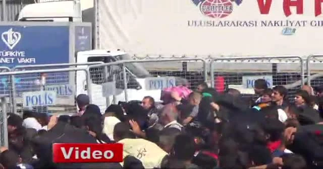 Bayram için ülkelerine gitmek isteyen Suriyeliler sınırda izdiham oluşturdu
