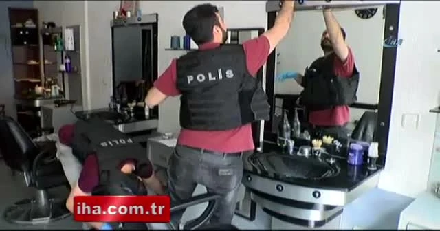 Berber dükkanında uyuşturucu arayan polis, çelik kasada silah buldu