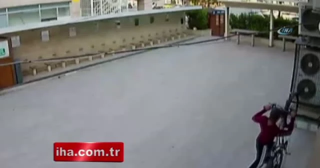 Camide bisiklet hırsızlığı güvenlik kamerasına yansıdı