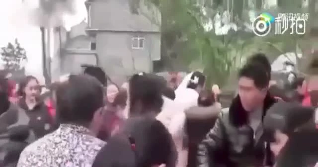 Çin'li damat, para isteyen gelini arabadan zorla çıkarıp tekmeledi