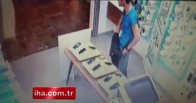 Denizli'de telefon hırsızlığı kamerada