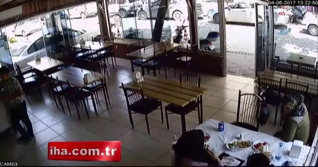 Evi soyduktan sonra lokantaya giderek Adana kebabı yediler