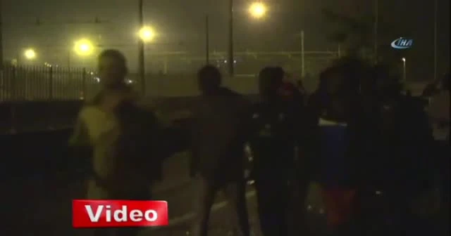 Fransa'ya geçmeye çalışan mültecilere biber gazı