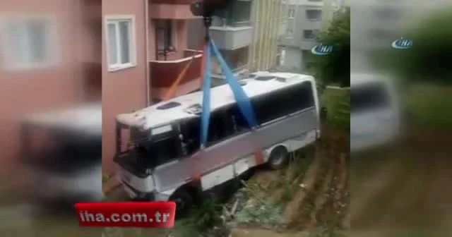 Freni patlayan midibüs bahçeye uçtu: 9 yaralı