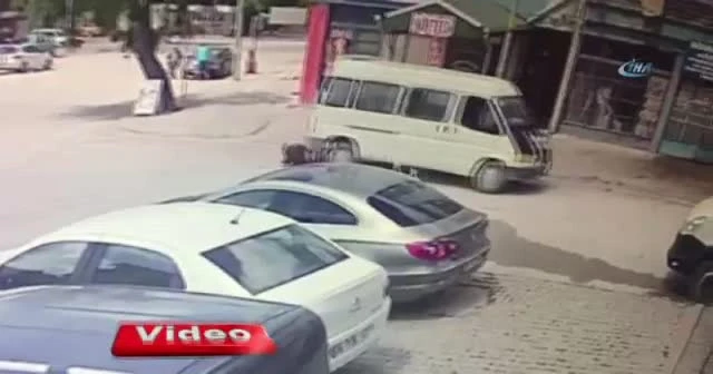 Geri giden minibüsün altında kaldı