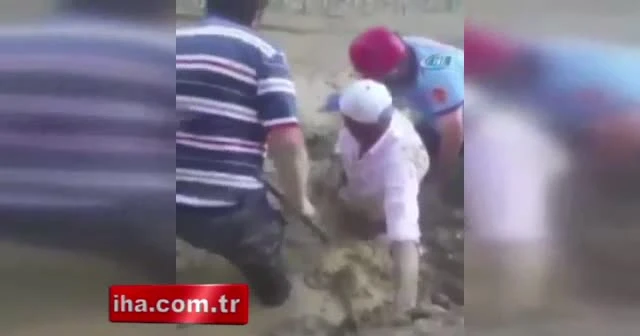 Hayvanlarını kurtarmak isterken kendisi de çamura battı