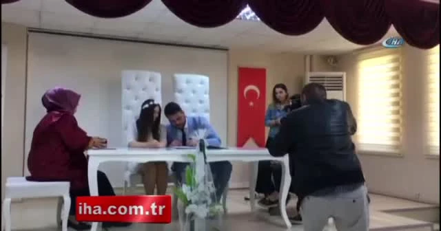 Heyecanlanan damat, gelin yerine nikah şahidini öptü