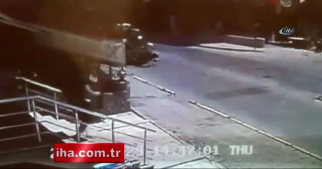 İki kadına çarpan otomobil güvenlik kamerasında