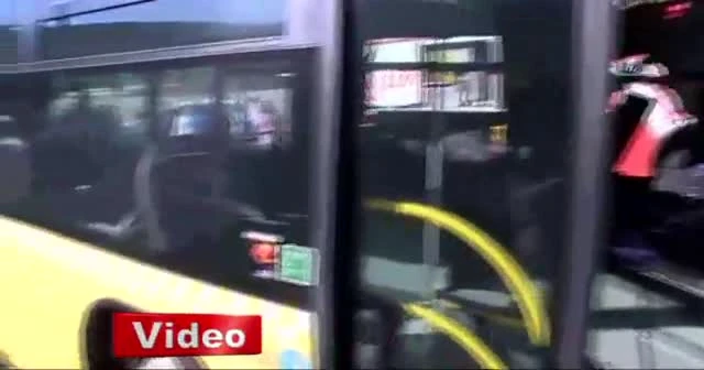 İki metrobüs kafa kafaya çarpıştı!