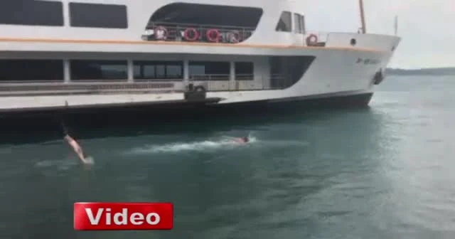 İstanbul’da sıcaktan bunalan gençler denize atladı