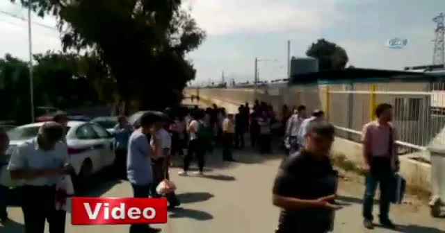 İzmir’de kamyonla tren çarpıştı