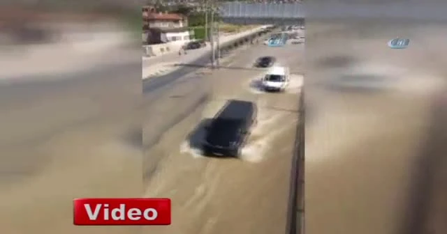 İzmir'de su borusu patladı, yollar göle döndü